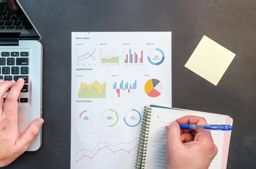 Hands interacting with charts and notes for data analysis on a desk. ratios de solidité financière