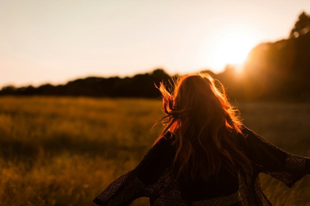 woman standing on grass field, Combien investir en bourse