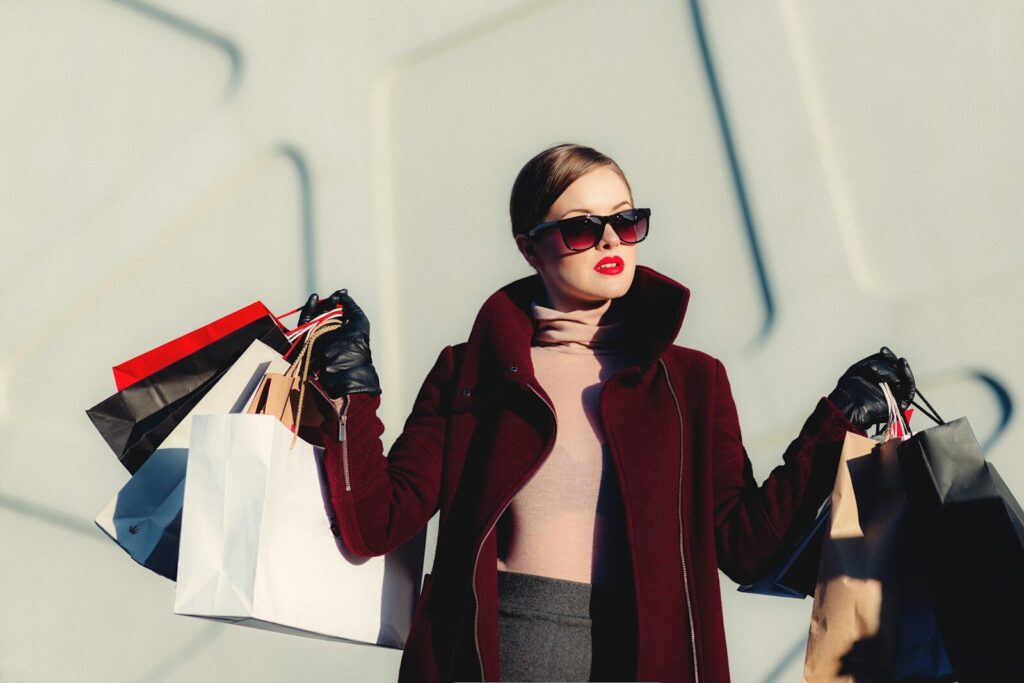 photo of woman holding white and black paper bags, Gérer son budget
