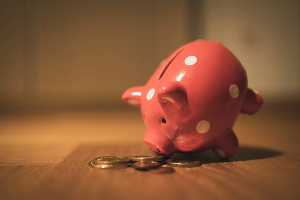 pink pig coin bank on brown wooden table, Comment faire des économies