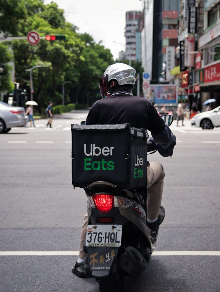 man in black jacket riding motorcycle on road during daytime, Comment faire des économies