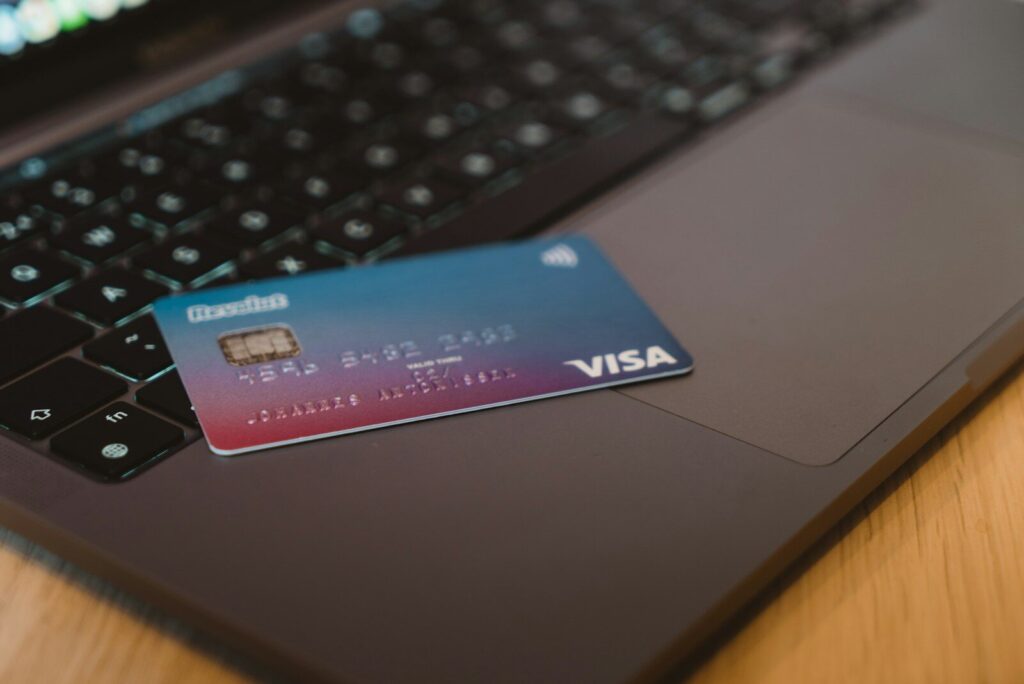 blue and white visa card on silver laptop computer, Pourquoi on a du mal à épargner