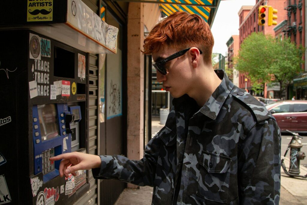 man wearing camouflage dress shirt and sunglasses, éviter de tout dépenser à la fin du mois